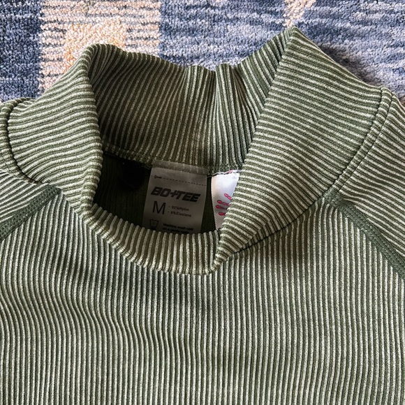 Bo+Tee Ribbed Crop Top - Picture 3 of 3